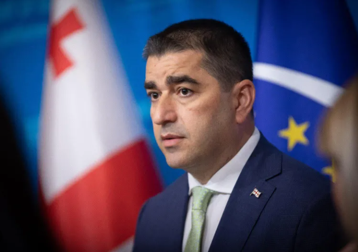 შალვა პაპუაშვილი: ისე წარმოაჩენენ, თითქოს ბიძინა ივანიშვილი ერევა იმაში, რაშიც არ უნდა ერეოდეს. ბიძინა ივანიშვილი გახლავთ მმართველი პარტიის საპატიო თავმჯდომარე. ამ კონფიგურაციით, თუ ვინ რა პოზიციაზე უნდა ყოფილიყო, გავედით არჩევნებში. საქართველოს მოსახლეობამ ამის გააზრებით დაუჭირა მხარი „ქართულ ოცნებას“. ბიძინა ივანიშვილის ფაქტორს მოსახლეობის მხარდაჭერაში რომ აქვს გადამწყვეტი როლი, ამაზე მგონი არავინ დავობს