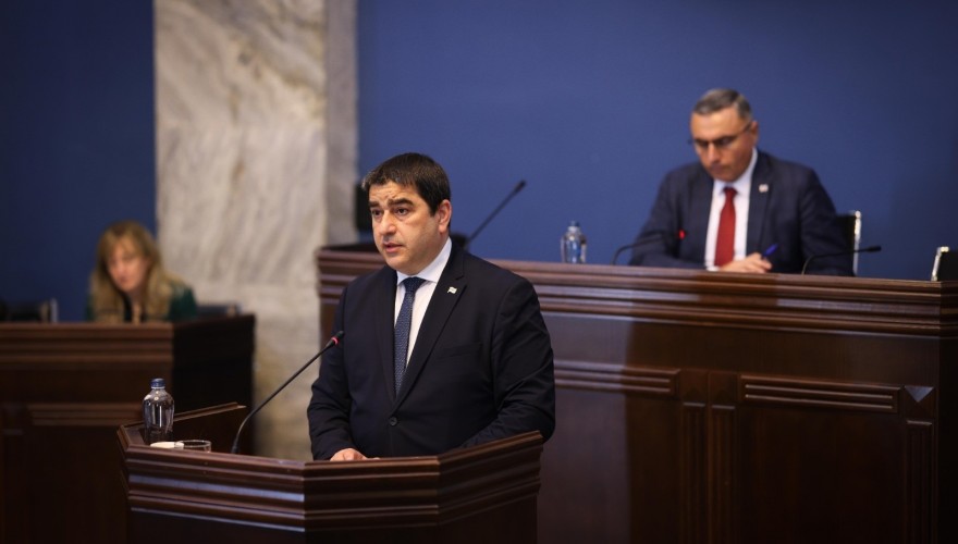 შალვა პაპუაშვილმა საპროცედურო საკითხთა კომიტეტის სხდომაზე „პარლამენტის რეგლამენტში“ ცვლილების პროექტი მეორე მოსმენით წარადგინა