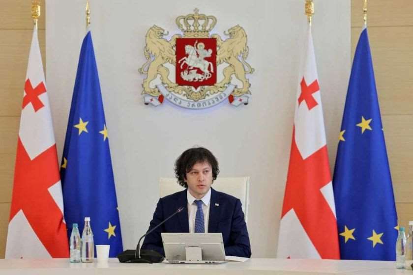 პრემიერი: ამერიკის პრეზიდენტი არამარტო აქტიურად საუბრობს ჩინეთთან ურთიერთობების გაღრმავებაზე, არამედ მას ჰქონდა პირადი ვიზიტი ჩინეთის დედაქალაქში, შეხვდა ჩინეთის პრეზიდენტს, ისაუბრა ამერიკისთვის ჩინეთთან ურთიერთობების გაღრმავების მნიშვნელობაზე და ასეთ დროს, მისი პარტიის წევრები აკრიტიკებენ საქართველოს იმისათვის, რომ ჩვენ ვაღრმავებთ ურთიერთობებს ჩინეთთან, ეს არის მარტივი ორმაგი სტანდარტი