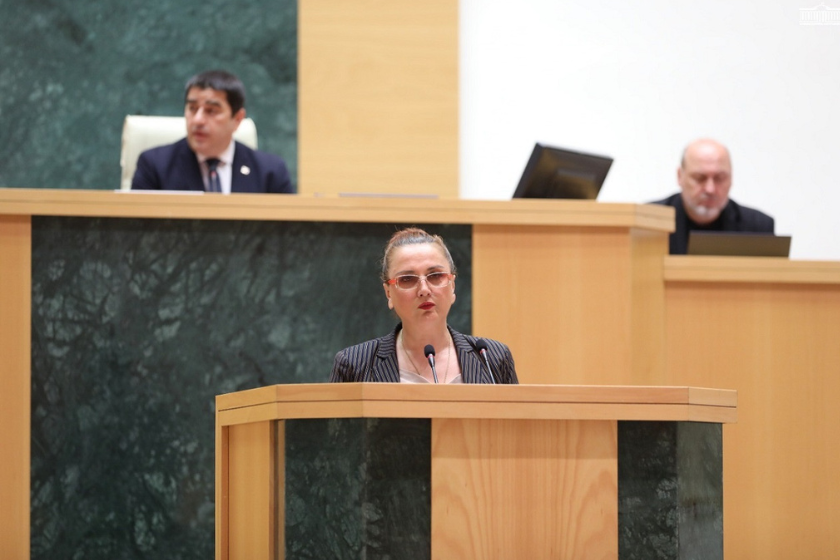 პარლამენტმა მხარი დაუჭირა ცვლილებებს, რომელიც განათლების, მეცნიერებისა და ახალგაზრდობის სამინისტროს მიერ შექმნილი სახელმძღვანელოების სასწავლო პროცესში ეტაპობრივად დანერგვას ითვალისწინებს