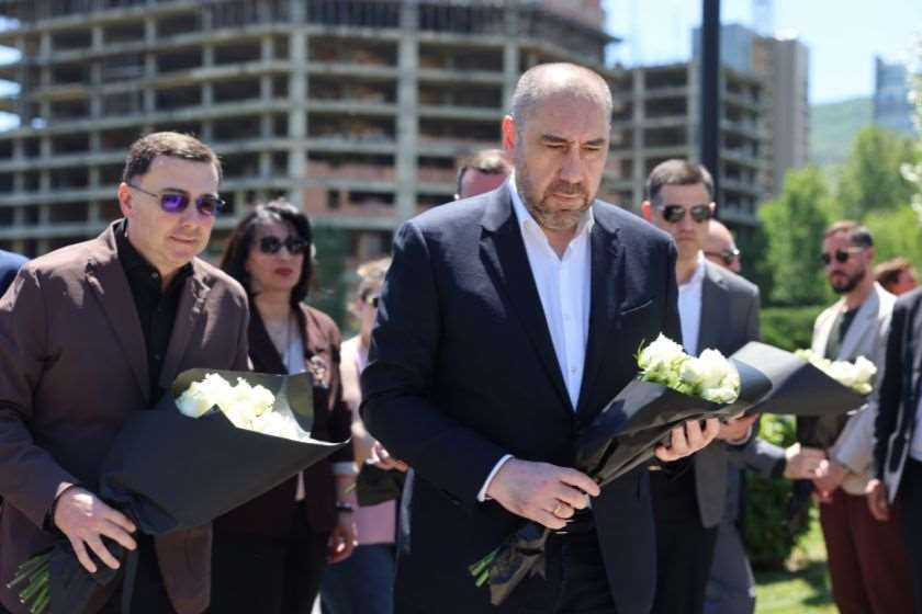 ზურაბ აბაშიძემ და საკრებულოს წევრებმა 13 ივნისის სტიქიის შედეგად დაღუპულთა ხსოვნას პატივი მიაგეს