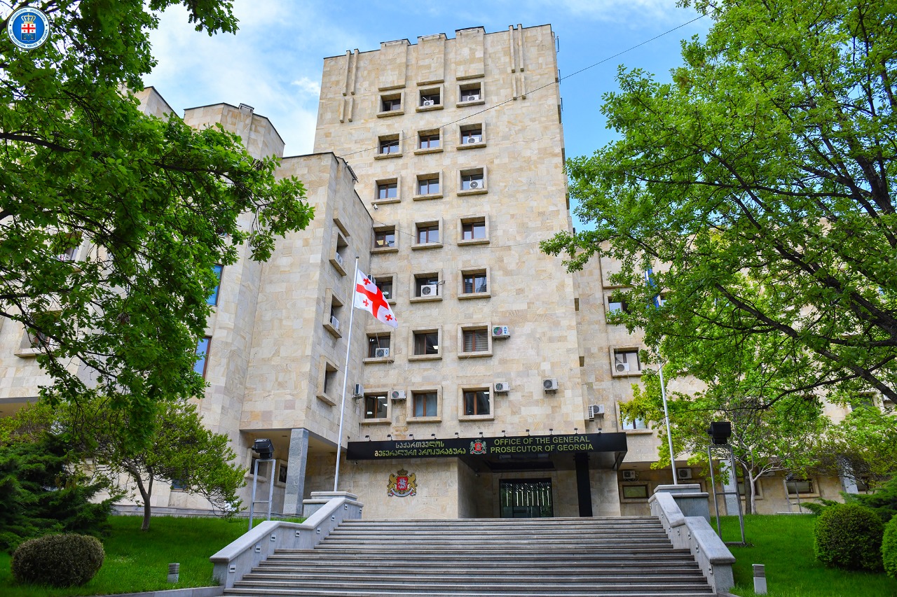 პროკურატურის მიერ წარდგენილი მტკიცებულებების საფუძველზე, სასამართლომ ჯგუფურად ჩადენილი მუქარისთვის, ცეცხლსასროლი იარაღის მართლსაწინააღმდეგოდ დაუფლების, შენახვის და გასაღების ფაქტებზე ბრალდებულები დავით მიქაძე, დავით ჩუბინიძე და ლაშა მაისურაძე დამნაშავედ ცნო