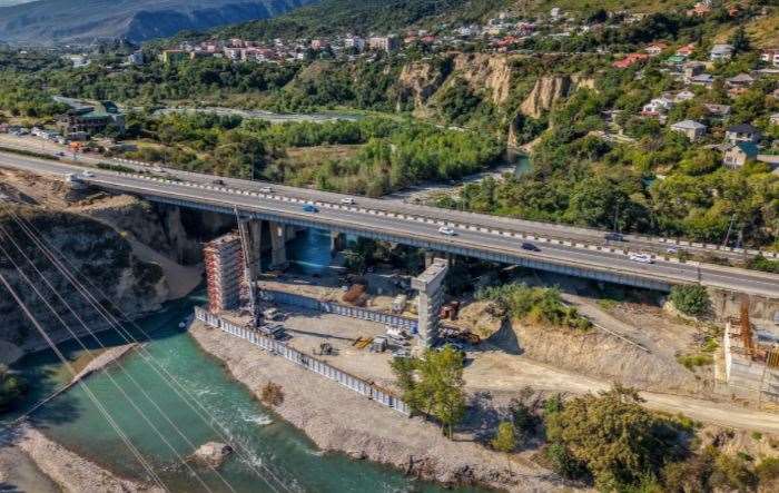 მდინარე არაგვის ხიდზე მიმდინარე სამუშაოები დასრულებულია და მოძრაობა ორივე სამოძრაო ზოლზე აღდგენილია
