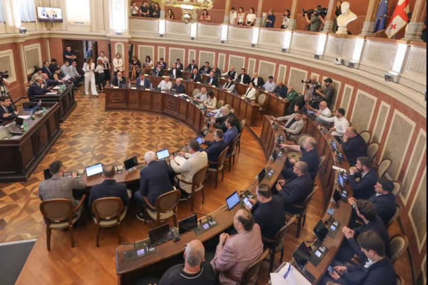დედაქალაქის რამდენიმე რაიონში, უსახელო ქუჩებს, საომარ მოქმედებებში დაღუპულ გმირ მებრძოლთა სახელები მიენიჭა