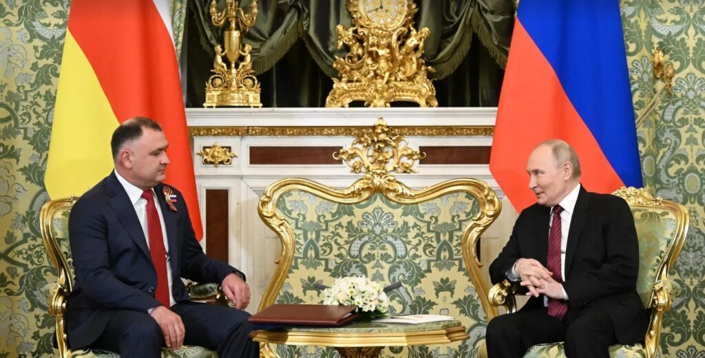 ოკუპირებული სამხრეთ ოსეთის ე.წ. ლიდერი, ალან გაგლოევი კრემლში რუსეთის პრეზიდენტს, ვლადიმერ პუტინს შეხვდა