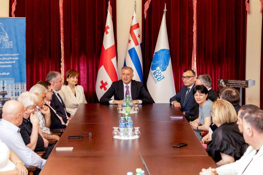 აჭარის მთავრობის თავმჯდომარე ზურაბ პატარაძემ ბათუმის შოთა რუსთაველის სახელმწიფო უნივერსიტეტში სამუშაო შეხვედრა გამართა