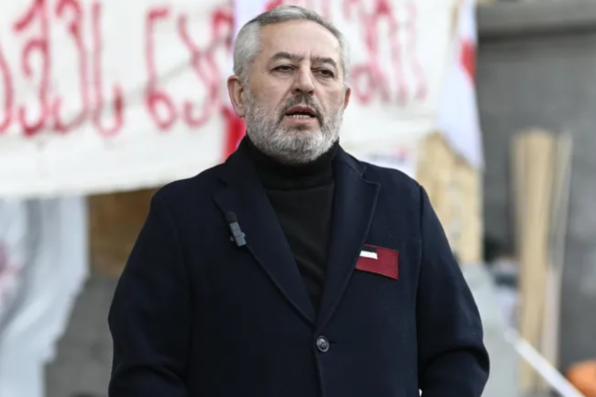 ძალადობრივ აქციებზე დაკავებული ზვიად ცეცხლაძის მამა ოპოზიციაზე: გმირობა გააუფასურეს, ამაში ჩვენც გარკვეულწილად ვუწყობთ ხელს. ჩვენ ვამბობთ, რომ ციხეში ვინც სხედან გმირები არიან, ვიღაც 7 დღე დაჯდა და გმირია - სხვა რამეა გმირობა