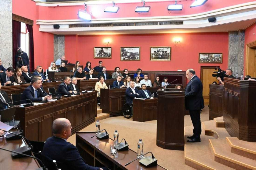 პარლამენტის კომიტეტებმა ერთობლივ სხდომაზე „საქართველოს პროკურატურის მიერ 2025 წელს გაწეული საქმიანობის შესახებ“ ანგარიში მოისმინეს