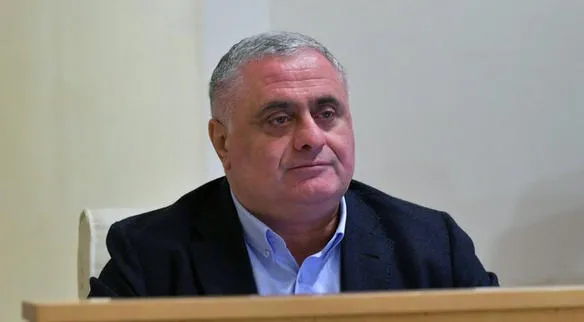 ვიქტორ ჯაფარიძე გენერალურ პროკურორს: „ქართული ოცნების“ ხელისუფლებაში მოსვლის შემდეგ გენერალურ პროკურატურაში შეიქმნა სამართლიანობის აღდგენის დეპარტამენტი და დღესაც ძალიან ბევრი, სააკაშვილის რეჟიმის დროს, გაუბედურებული და „გაკულაკებული" მოქალაქე ელოდება ამ დეპარტამენტის პასუხებს, რატომ ჭიანურდება ეს საქმეები?