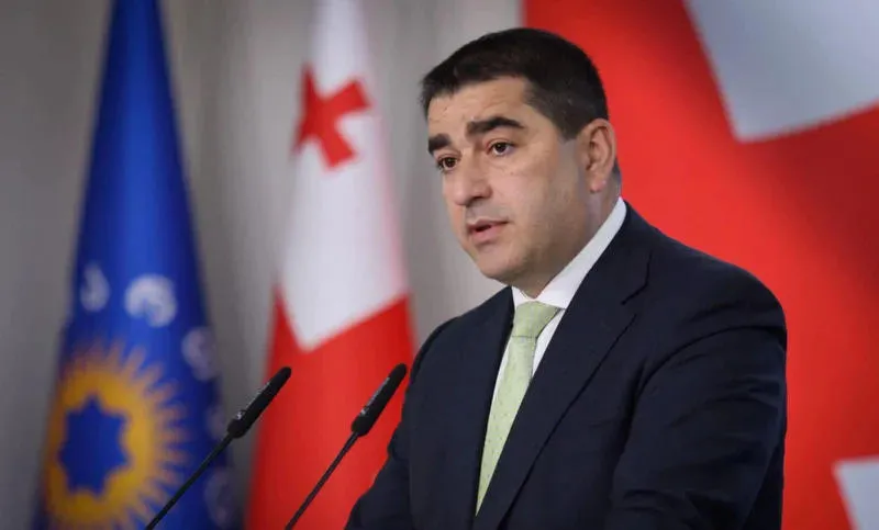შალვა პაპუაშვილი პარლამენტში პრემიერის ხვალინდელ გამოსვლაზე: ეს იქნება მოხსენება, რომელიც აჩვენებს, თუ რას ნიშნავს გონივრული პოლიტიკა და რამდენად გაუმართლა საქართველოს, რომ ამ კრიზისულ პერიოდში ქვეყანას მართავს „ქართული ოცნება“ და არა ის, აგენტურული ქსელები, რომლის მოყვანაც ასე ძალიან უნდა ზოგიერთს, სხვა ქვეყანაში