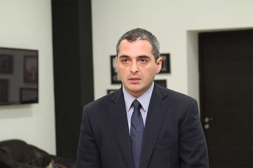 გიორგი პატარიძე ელენე ხოშტარიასთან პირადი ექიმის დაშვებაზე: მოთხოვნილი იყო სავადებულო დოკუმენტაცია - წარმოადგინონ პირადობის დამადასტურებელი დოკუმენტის ქსეროასლი და ექიმის შესაბამისი სერტიფიკატი და წუთების განმავლობაში მოხდება დაშვება დაწესებულებაში. მის მიერ მოთხოვნილი ექიმი ჩვენთან, ნომერ მეხუთე დაწესებულებაში მოსული არ ყოფილა