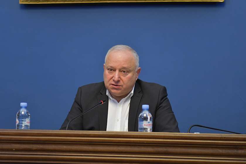 პაატა კვიჟინაძე გახარიას პარტიის წევრებს: ევროპაში ამბობენ, რომ აუდიტის სამსახური არის პარლამენტის თვალები. აუდიტის დასკვნა თქვენც, ჩვენც და მთავრობასაც სჭირდება - თქვენ კი ეჩხუბებით. ყველა ის მინუსი, რაც კი იპოვეთ, აუდიტის დასკვნიდან ამოიღეთ. დასკვნა რომ არ გქონოდათ, მაინტერესებს, საერთოდ რას იტყოდით?