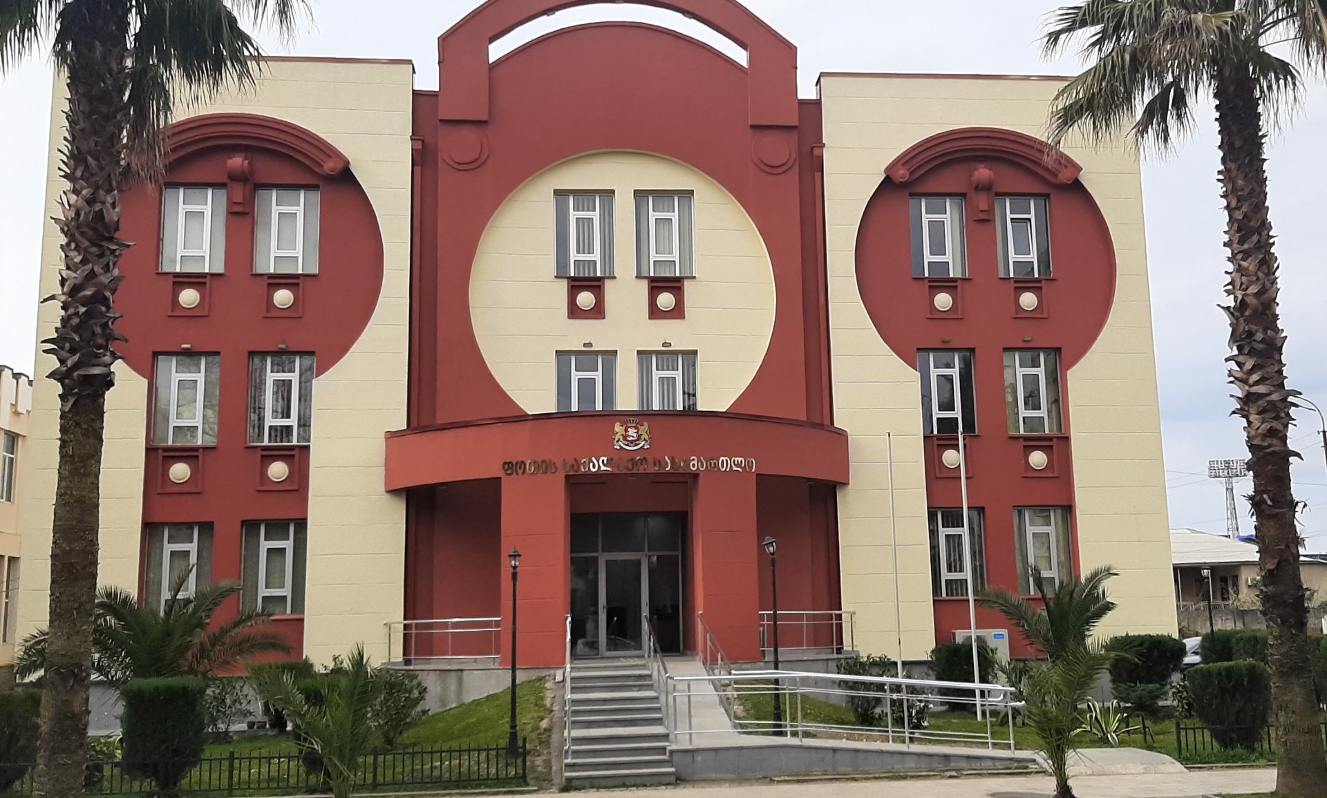 ფოთის საქალაქო სასამართლომ შეურაცხმყოფელი კომენტარის გამო მოქალაქე ელგუჯა ქვაჩახია 1500 ლარით დააჯარიმა