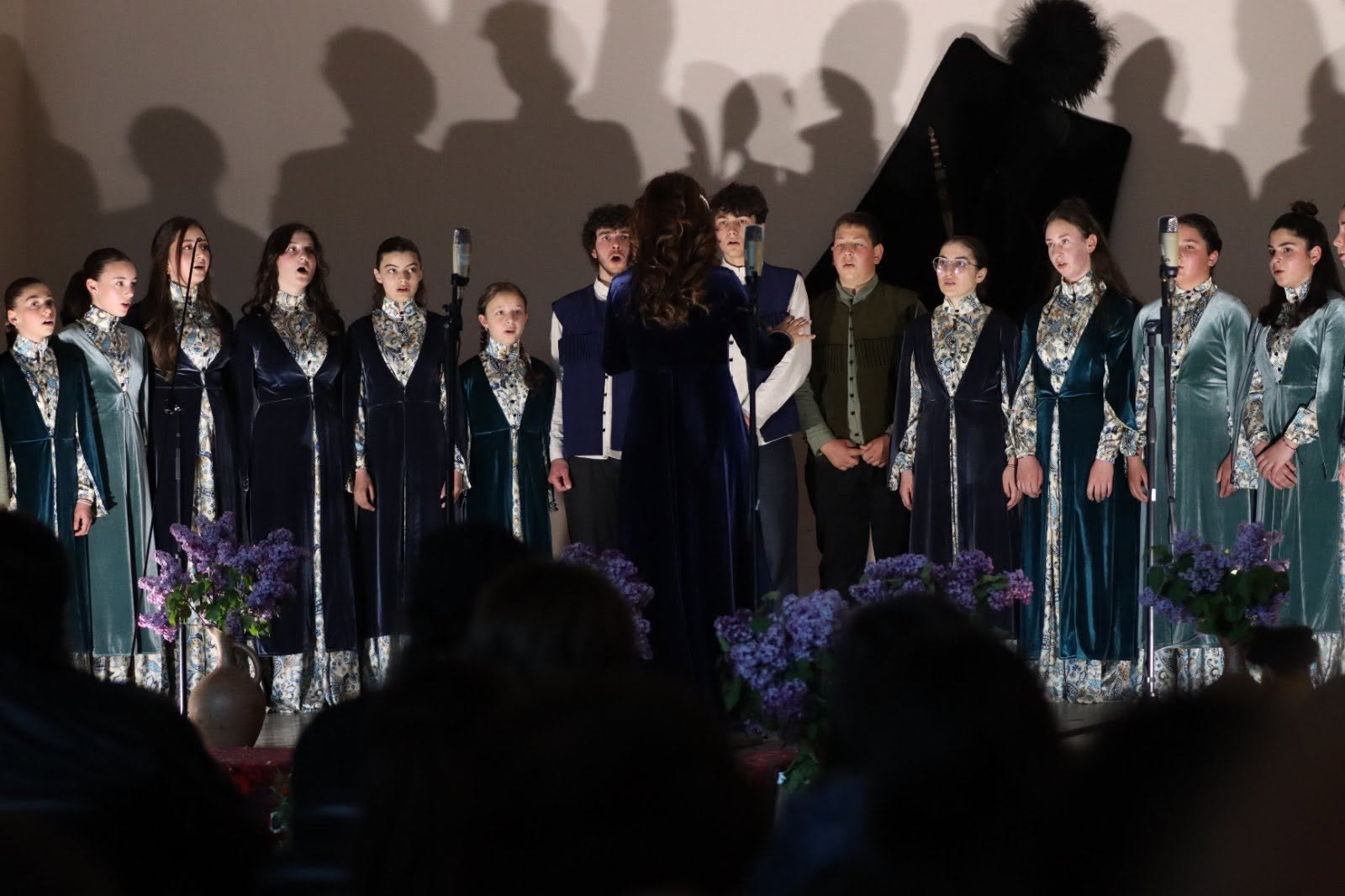 ანზორ ერქომაიშვილის სახელობის ფოლკლორის სახელმწიფო ცენტრთან არსებულმა ყაზბეგის სალოტბარო სკოლამ სოლო საღამო გამართა