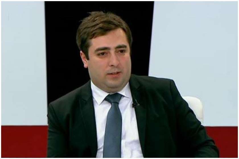 ნიკოლოზ მეტრეველი ბერდია სიჭინავას: ჯანმრთელობის მდგომარეობაზე ხუმრობა არც  პოლიტიკური კრიტიკაა და არც "ქართულ ჯიგრულ პონტში" ჯდება. კარგად იცი, შარმანაშვილი რთულ დაავადებას ებრძვის. ადამიანობა ყველასთვის ერთი სტანდარტი უნდა იყოს