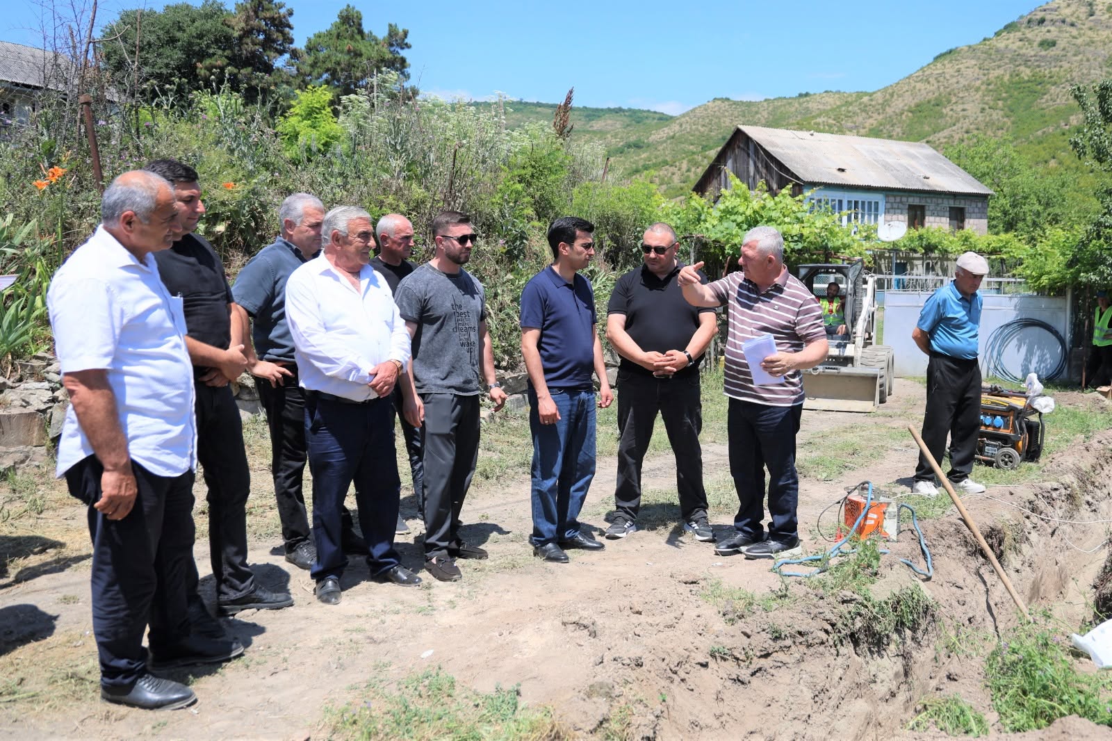 მარნეულის მუნიციპალიტეტის მერმა, დაურ ისმაილოვმა სოფელ ახკულაში მიმდინარე წყლის ინფრასტრუქტურული პროექტი დაათვალიერა