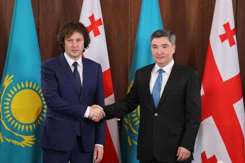 საქართველოს პრემიერ-მინისტრი ირაკლი კობახიძე ყაზახეთის პრემიერ-მინისტრ ოლჟას ბეკტენოვს შეხვდა
