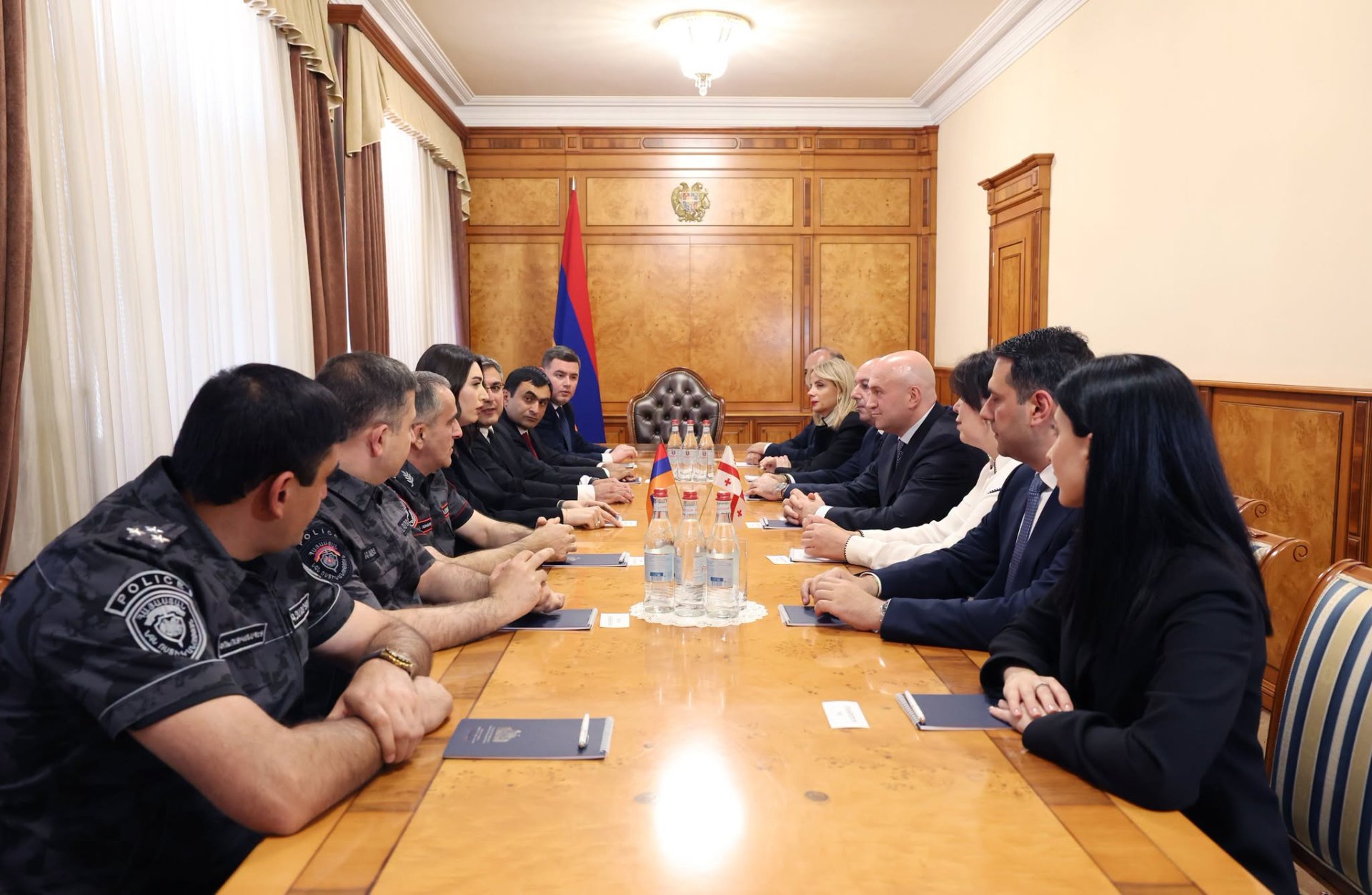 სულხან თამაზაშვილმა, ოფიციალური ვიზიტის ფარგლებში, ორმხრივი შეხვედრა გამართა სომხეთის შინაგან საქმეთა მინისტრთან არპინე სარგსიანთან