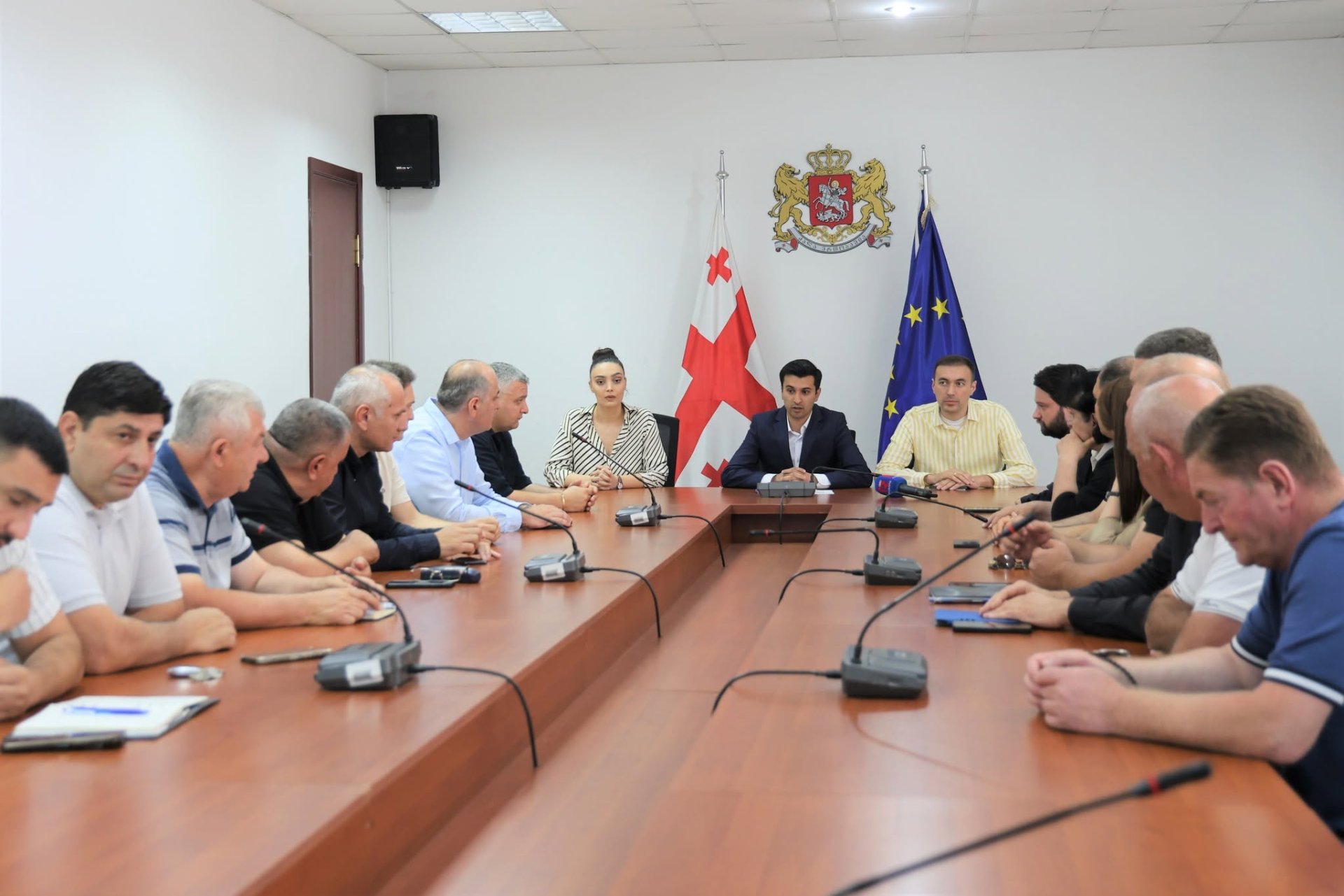 მარნეულის მერმა თანამშრომლებს ახლად დანიშნული მოადგილე წარუდგინა