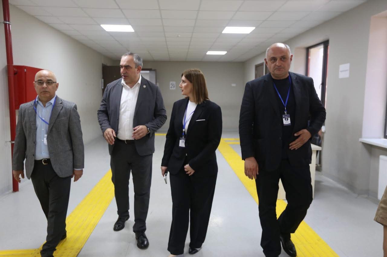 საქართველოს განათლების, მეცნიერებისა და ახალგაზრდობის მინისტრის პირველმა მოადგილე ლევან ღირსიაშვილმა, შეფასებისა და გამოცდების ეროვნული ცენტრის დირექტორმა თამარ მემანიშვილმა და გლდანის რაიონის დელეგატმა ვლადიმერ ბოჟაძემ თბილისის 181-ე საჯარო სკოლაში გახსნილი საგამოცდო ცენტრი დაათვალიერეს