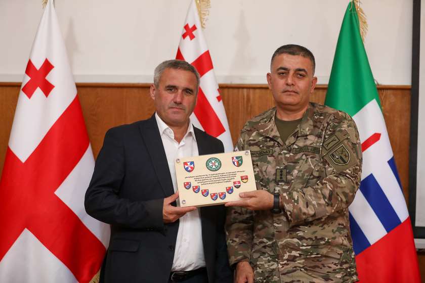 ხულოს მუნიციპალიტეტის მერმა ვახტანგ ბერიძემ შესაბამისი უწყებების წარმომადგენლებთან შეხვედრაზე სარეზერვო სამსახურის საკითხები განიხილა