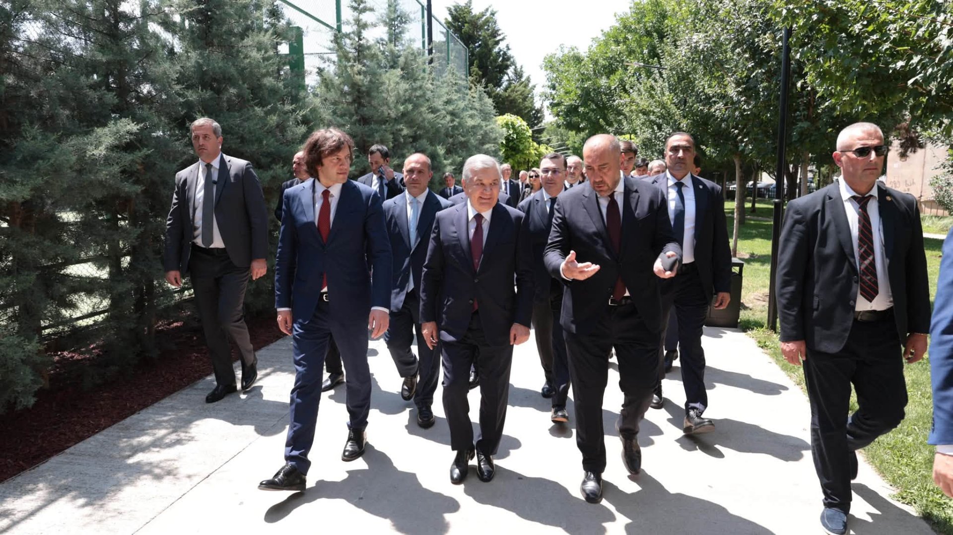 თბილისში უზბეკი პოეტისა და სახელმწიფო მოღვაწის - ალიშერ ნავოის - მონუმენტი გაიხსნა