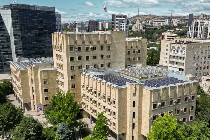 პროკურატურის მიერ წარდგენილი მტკიცებულებების საფუძველზე არასრულწლოვანის გაუპატიურების და გარყვნილი ქმედების ფაქტებზე ბრალდებულს უვადო თავისუფლების აღკვეთა მიესაჯა