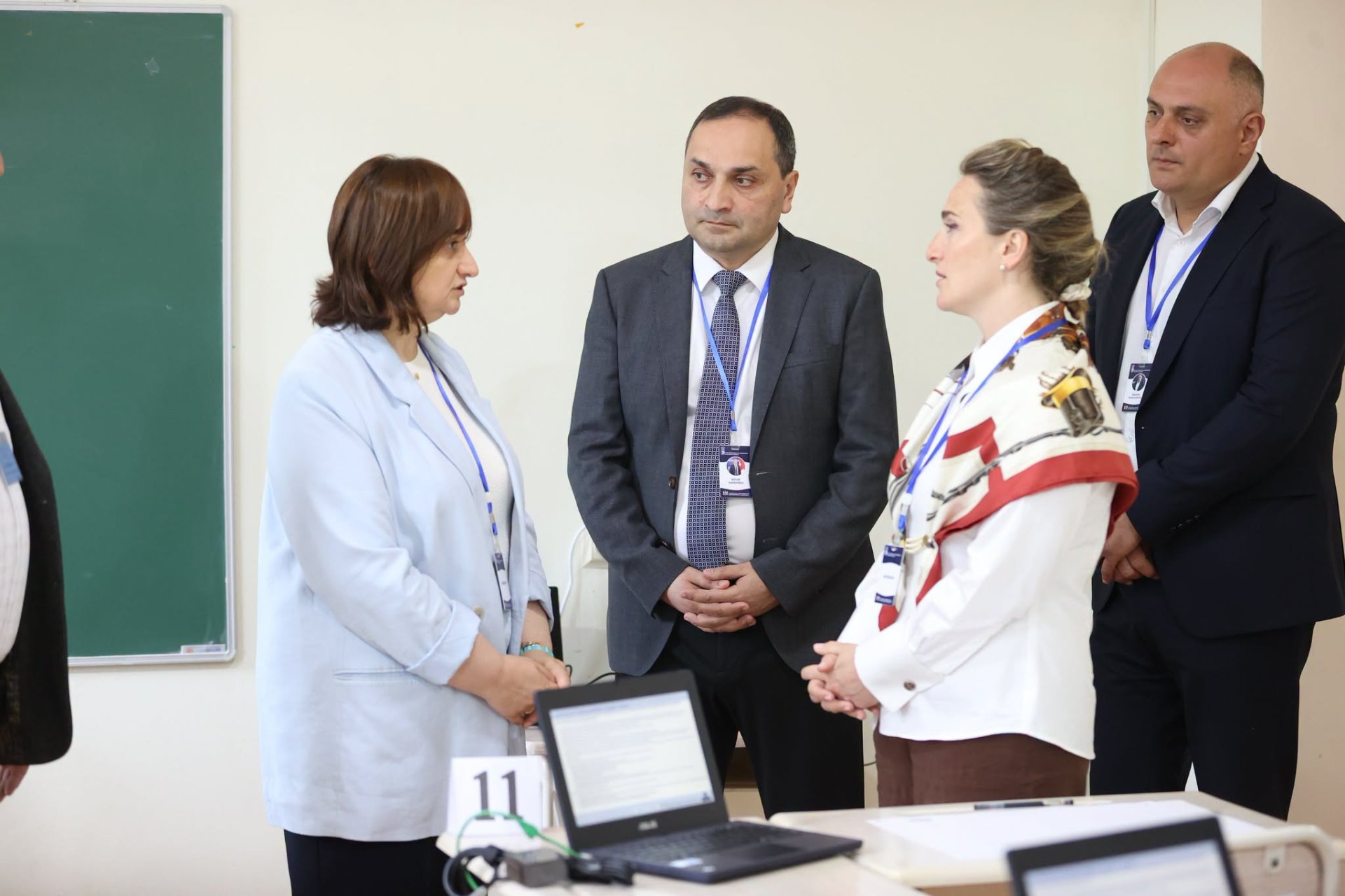 ზვიად გაბისონია ერთიანი ეროვნული გამოცდების მიმდინარეობას ხულოს საგამოცდო ცენტრში გაეცნო