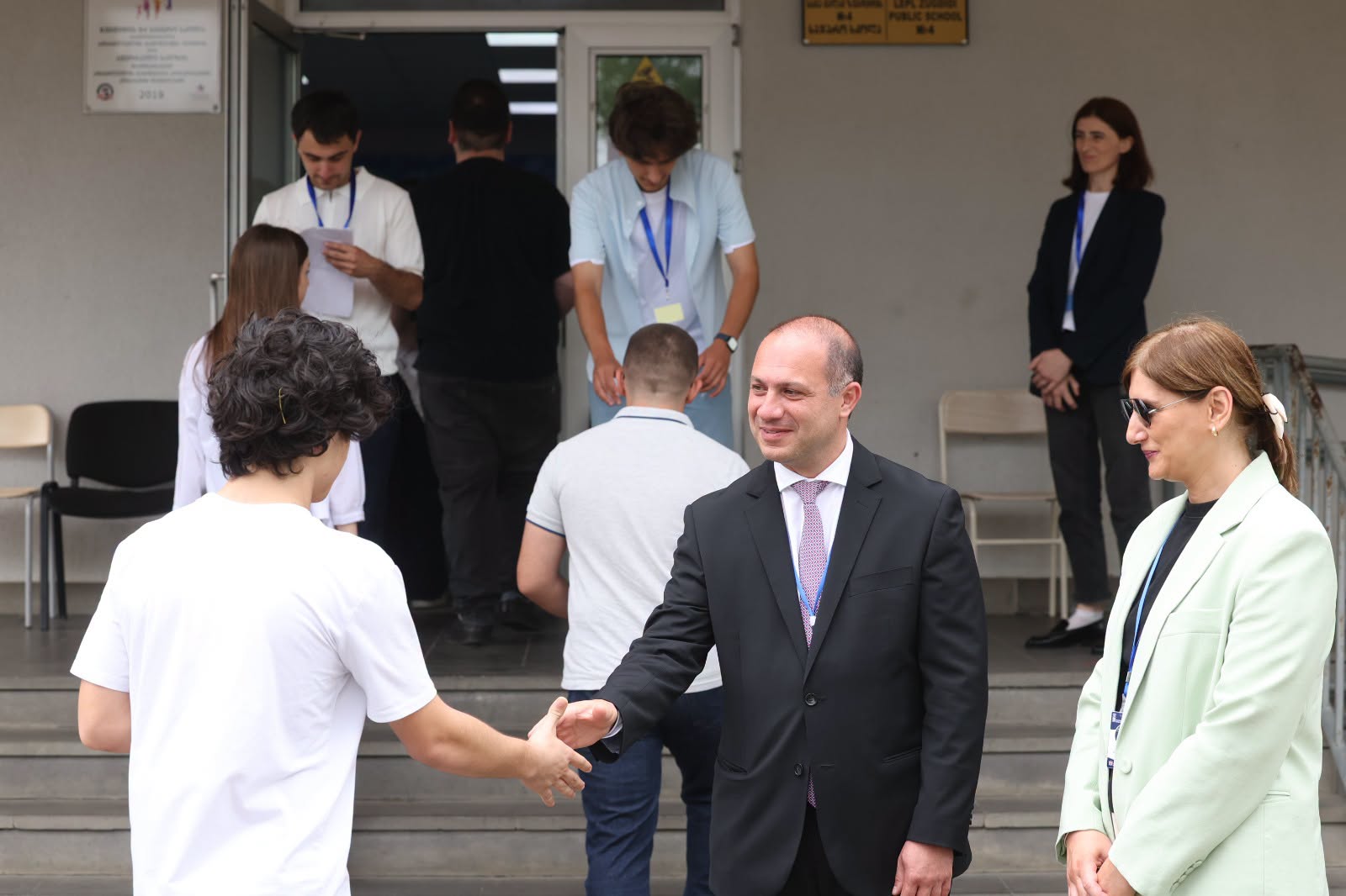გივი მიქანაძე ინგლისური ენის გამოცდის მეორე სესიის მიმდინარეობას ზუგდიდის მე-4 საჯარო სკოლაში გაეცნო