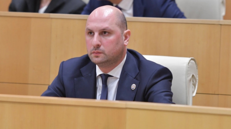 ირაკლი ხელაძე პარლამენტში მომხდარ დაპირისპირებაზე: რა თქმა უნდა, მეც ვუერთდები ჩემი კოლეგების იმ განწყობას, რომ საზოგადოებისთვის რაც არის პირველი სათქმელი, არის ჩვენი მხრიდან ბოდიში მომხდარი ფაქტის გამო. ჩვენ გვქონდა ძალიან მშვიდი საუბარი, რის შემდეგაც ბატონ ფარულავას არ ვიცი რა მოეჩვენა, წამოვიდა აგრესიაზე