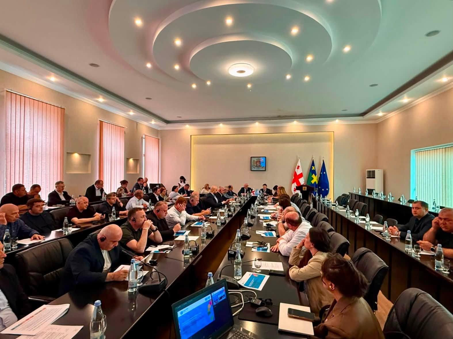 გაეროს მუდმივი კოორდინატორი დიდიე ტღებიუკი და გაეროს გუნდი იმერეთის 12 მუნიციპალიტეტის მერებს და მერების მოადგილეებს შეხვდნენ