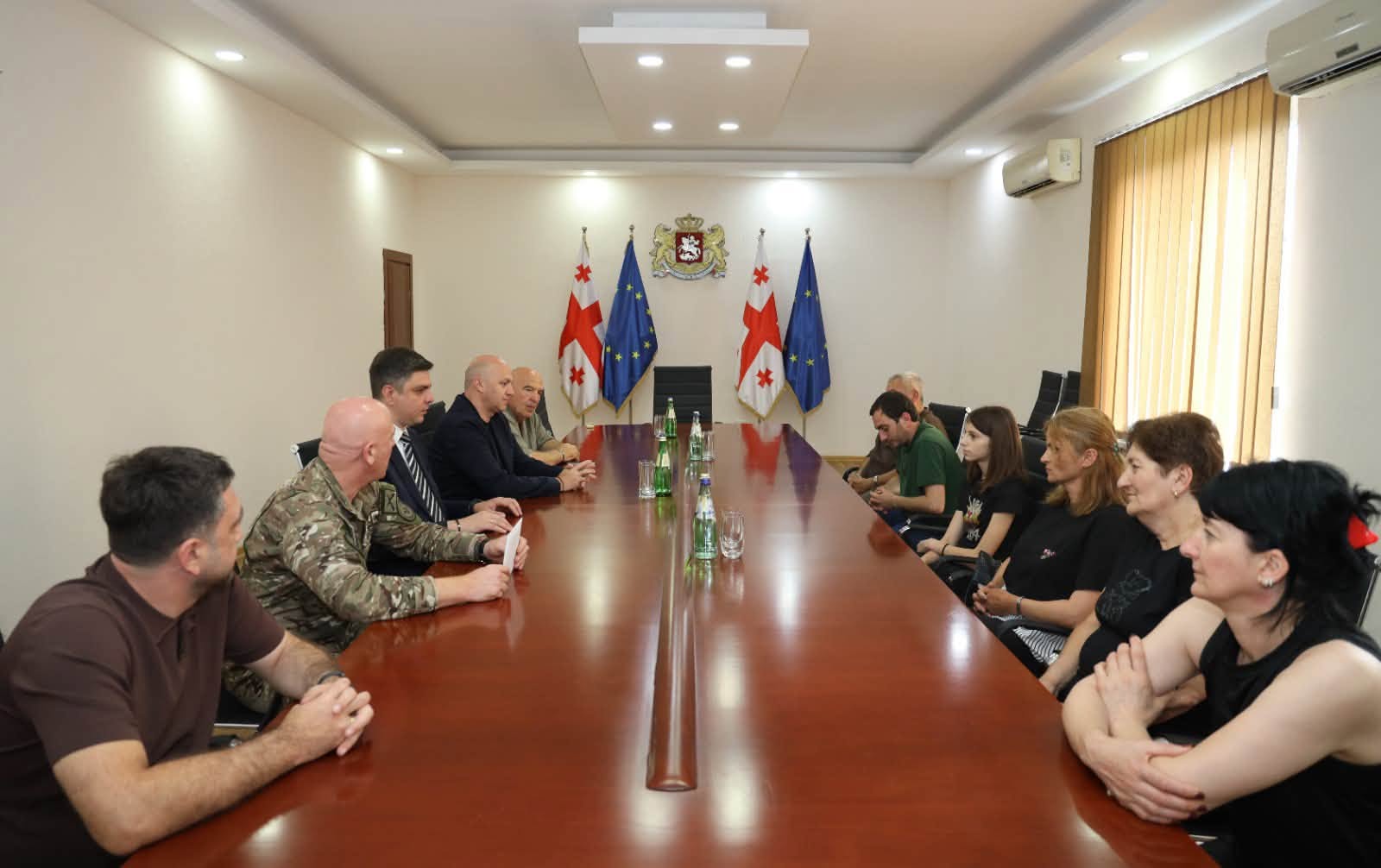 გურიის მხარეში სახელმწიფო რწმუნებული გიორგი ღურჯუმელიძე ეროვნულ სამხედრო სამსახურში ნებაყოფლობით გაწვეულ წვევამდელთა ოჯახებს შეხვდა