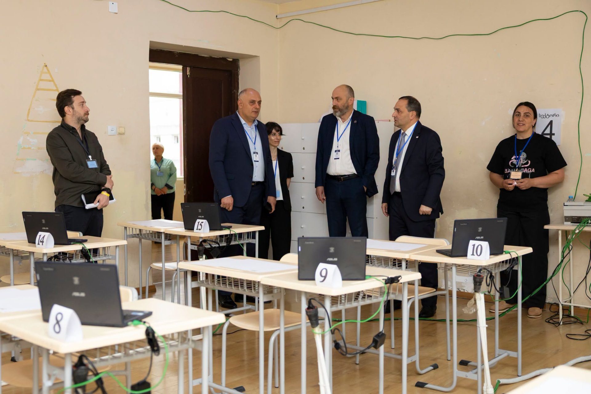 აჭარის უმაღლესი საბჭოს განათლების, მეცნიერების, კულტურისა და სპორტის საკითხთა კომიტეტის თავმჯდომარე დავით ბაციკაძე, განათლების მინისტრის მოადგილესთან ზვიად გაბისონიასთან ერთად, ბათუმში, №1 საჯარო სკოლაში გახსნილ საგამოცდო ცენტრს ესტუმრა