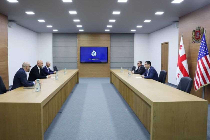 საქართველოს შინაგან საქმეთა სამინისტროს ცენტრალური კრიმინალური პოლიციის დეპარტამენტის დირექტორი დავით კიკნაძე საქართველოში აშშ-ის გამოძიების ფედერალური ბიუროს (FBI) ატაშეს შეხვდა