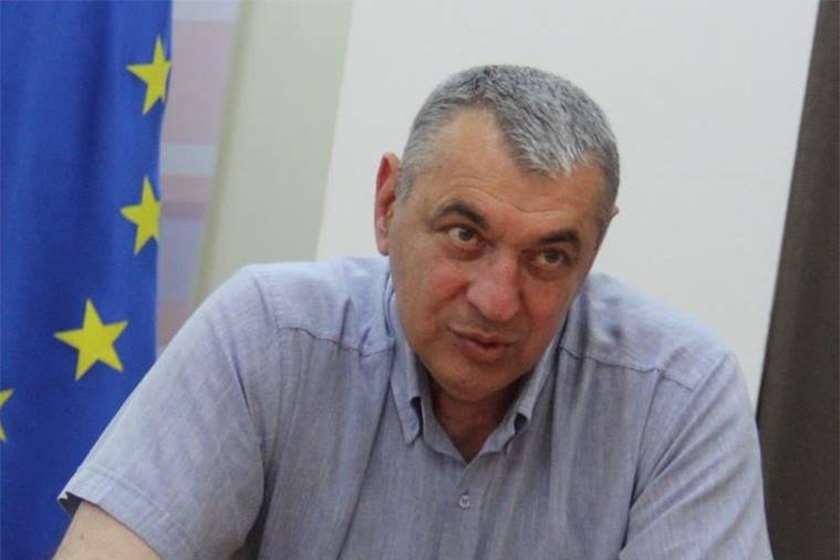 დავით ზურაბიშვილი: სააკაშვილმა - ვინც ჩემს მხარეს არ იყავით, ყველანი ჩათლახები ხართ, მაგრამ რაც მე შუქი და ნათელი მოვიტანე, იმას ვერაფერს უზამთო. სანამ საზოგადოების ნაწილი იჯერებს ისტორიის ამ ვერსიას, მანამ გარანტირებული გვაქვს ბიძინას მარადიული მეუფება