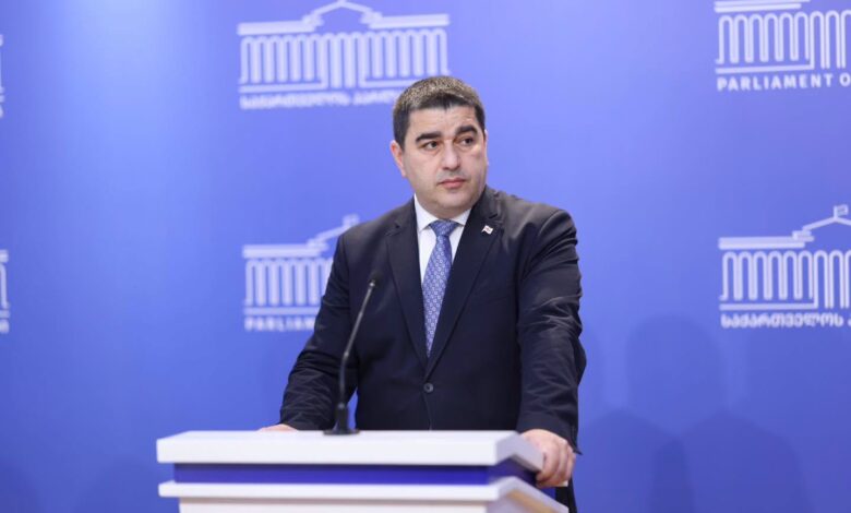 შალვა პაპუაშვილი: გამოვიდეს ხაზარაძე და თავად ილაპარაკოს თუ რაიმეს თქმა უნდა, თუ რაიმე ეთქმის ანაკლიასთან დაკავშირებით. ეს არის ადამიანი, რომელმაც ფაქტობრივად კრახამდე მიიყვანა ანაკლიის პროექტი
