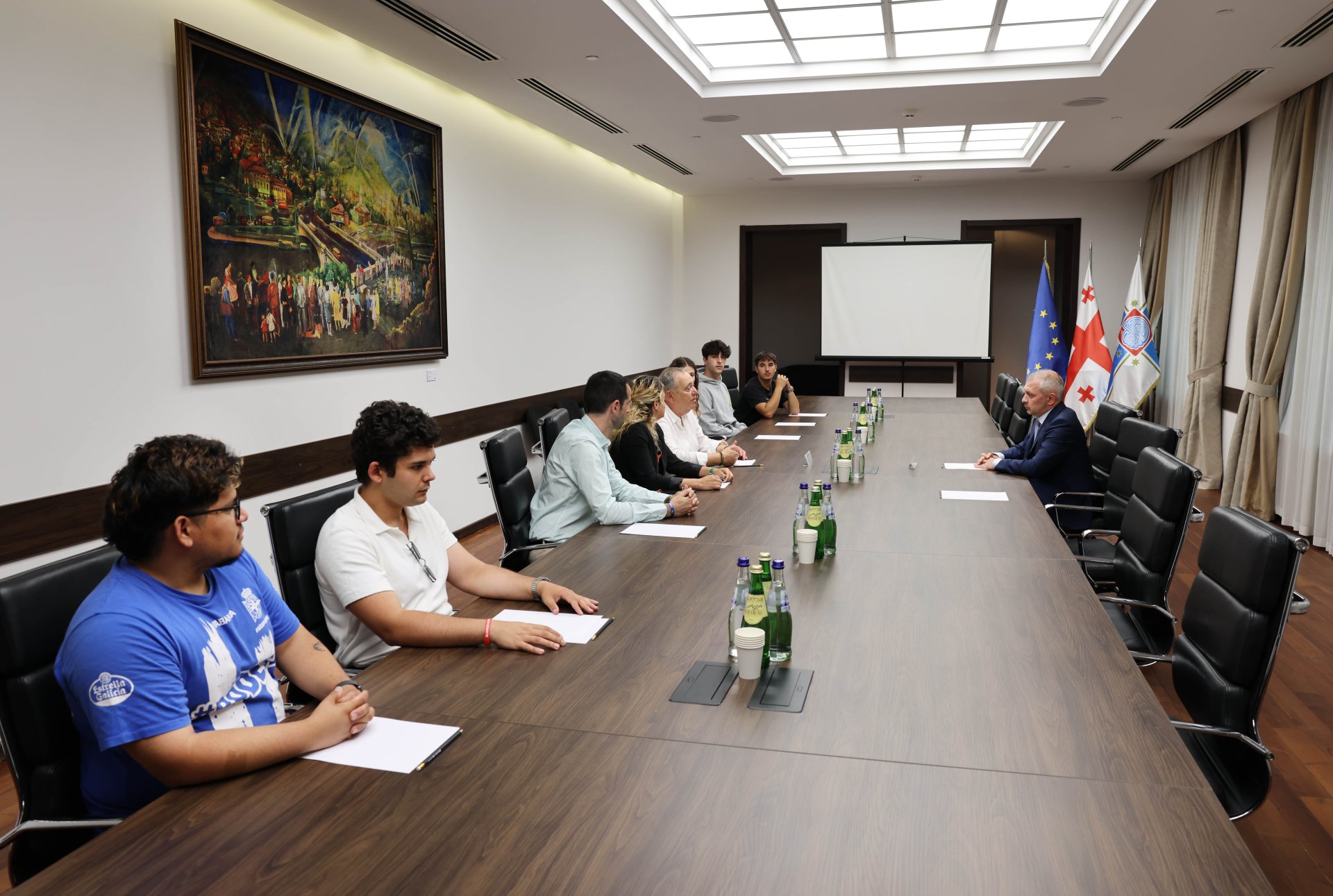 თბილისის საკრებულოში გალისიის რეგიონის ლარაჩას მუნიციპალიტეტის მერს და ესპანელ სტუდენტებს უმასპინძლეს