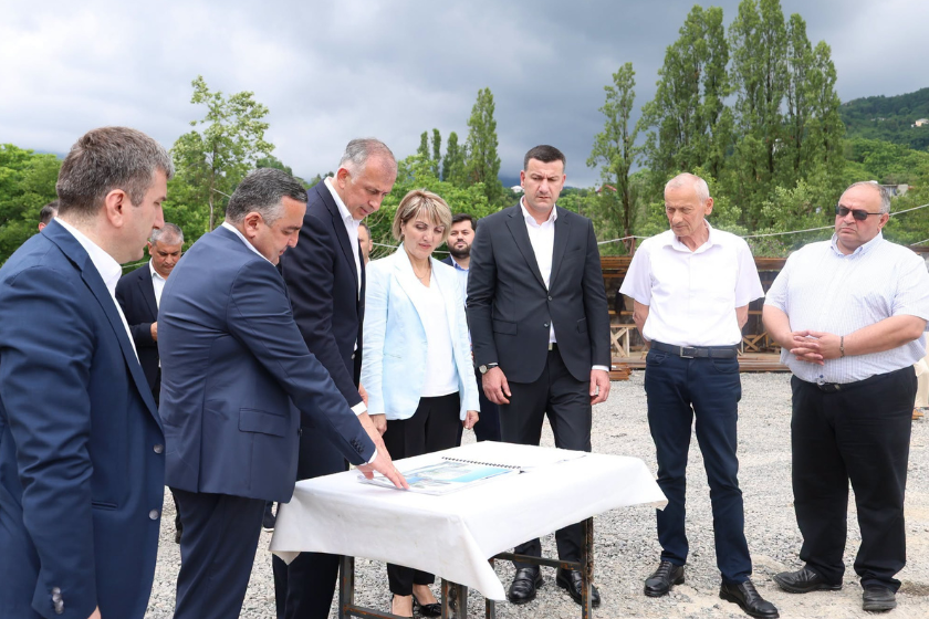 ზურაბ პატარაძე ხელვაჩაურში სოციალური სახლის მშენებლობის პროცესს გაეცნო