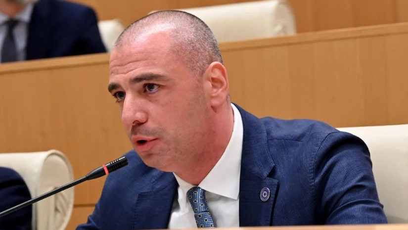 ლევან მაჭავარიანი: უცნაურია რატომ ხარჯავენ ფულს ჯო უილსონზე, ადამიანზე, რომელიც ვაჭრობდა ინაუგურაციაზე ბილეთებით, რომელიც ვაჭრობს სხვადასხვა დროშებით, ამ ადამიანს კიდევ ფულს უხდიან, რომ რეზოლუციის ტექსტები შეადგინოს