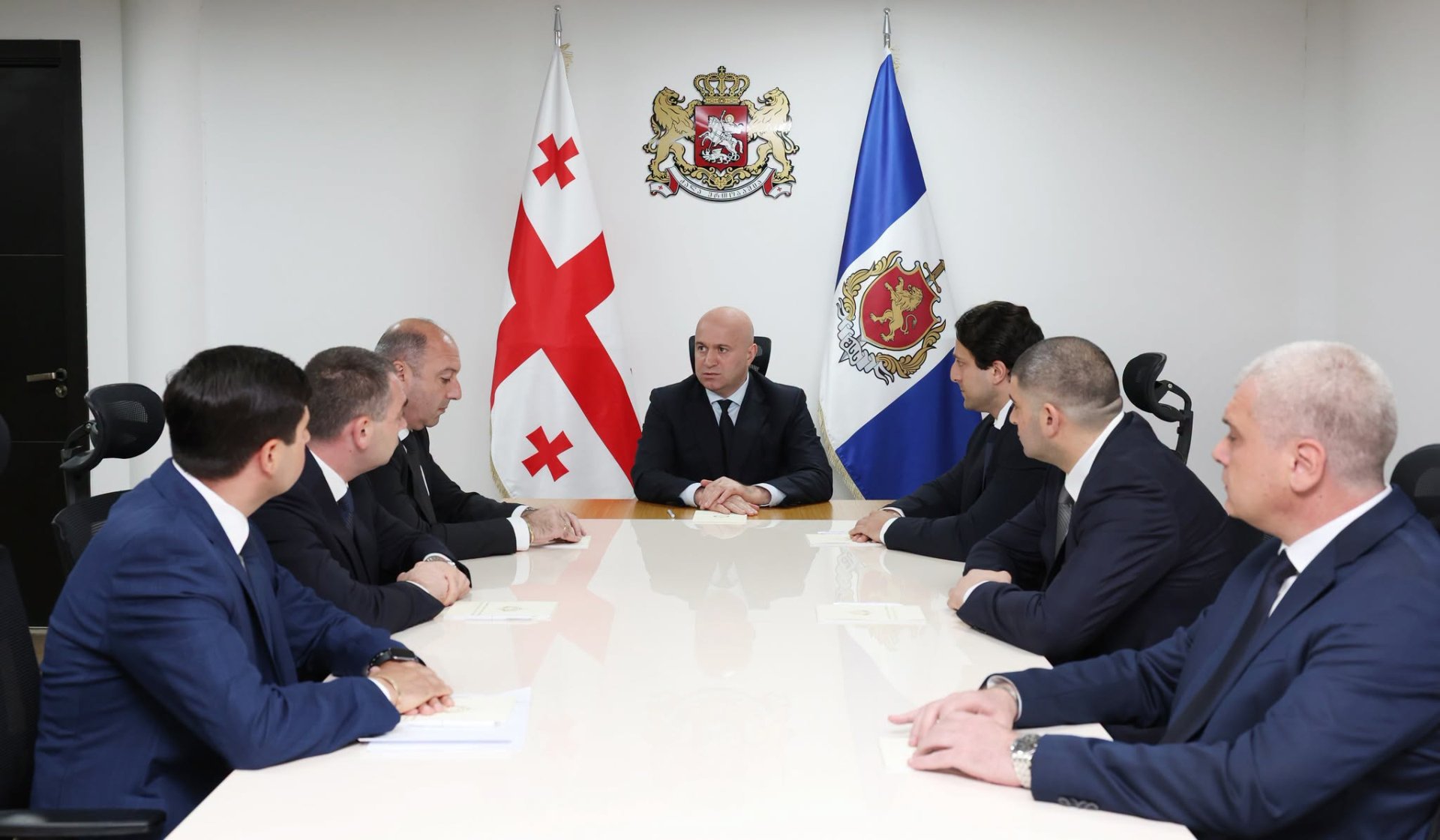 სულხან თამაზაშვილმა მცხეთა-მთიანეთის პოლიციის დეპარტამენტის თანამშრომლებს ახალი ხელმძღვანელი, პოლიციის ვიცე-პოლკოვნიკი გიორგი სამარღანიშვილი წარუდგინა