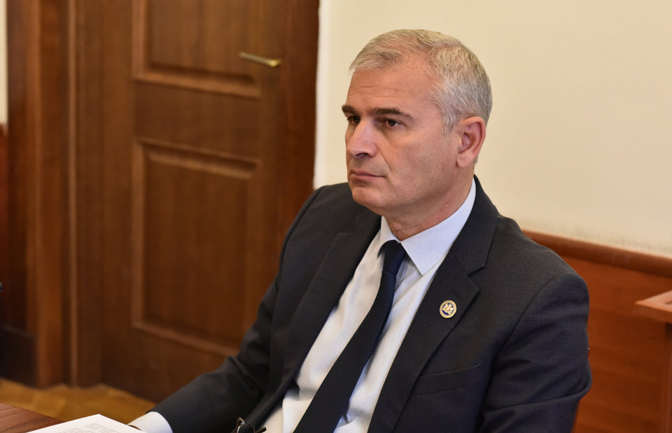 ირაკლი ქადაგიშვილი – მანკიერი ჯაჭვი, რომელიც საქართველოს წინააღმდეგ რასებმა და ჯო უილსონებმა მოქსოვეს, საქართველოში დემოკრატიის წინსვლისთვის ყველაზე დიდი მტერია