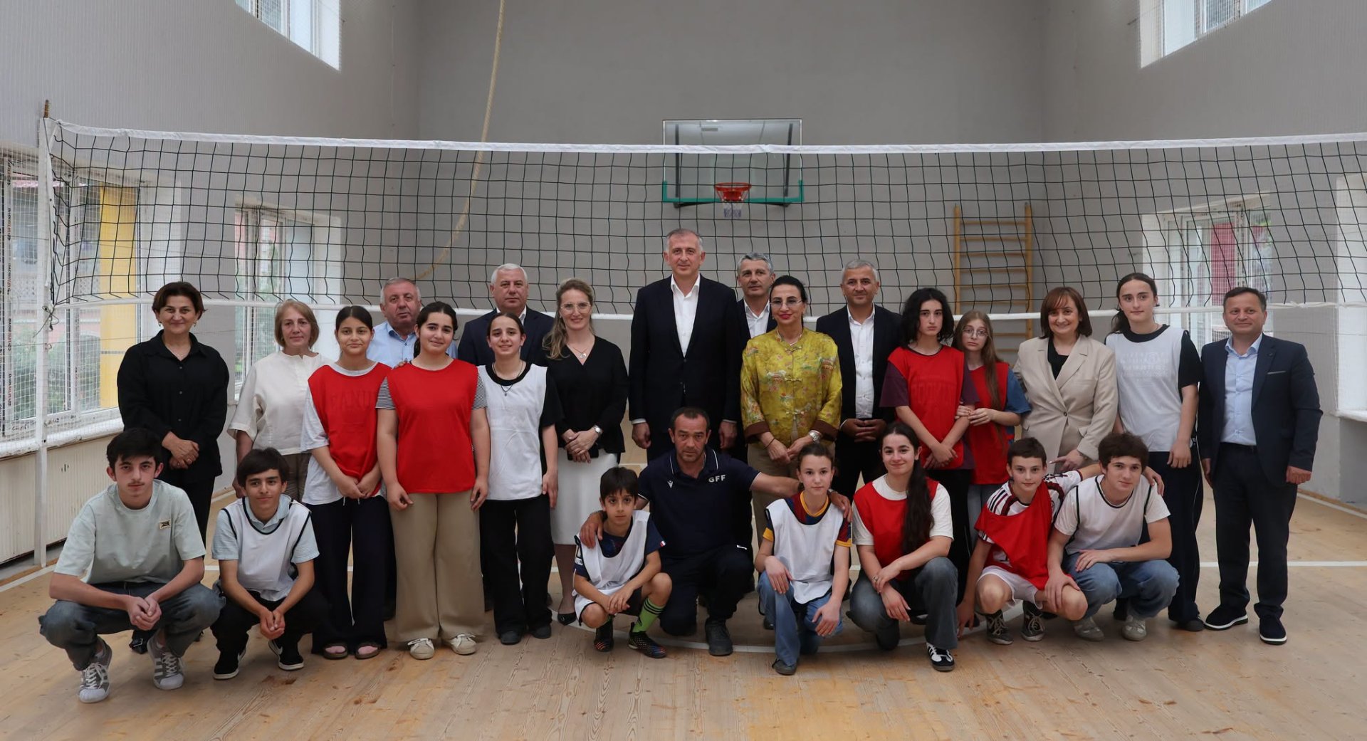 ზურაბ პატარაძე საქართველოს პარლამენტის განათლების, მეცნიერებისა და ახალგაზრდულ საქმეთა კომიტეტის თავმჯდომარესთან მარიამ ლაშხთან, კომიტეტის წევრებთან, ხულოს, შუახევისა და ქედის მუნიციპალიტეტების დელეგატ ანზორ ბოლქვაძესთან და აჭარის განათლებისა და სპორტის მინისტრთან მაია ხაჯიშვილთან ერთად შუახევის მუნიციპალიტეტში, სოფელ ხიჭაურის საჯარო სკოლაში იმყოფებოდა.
