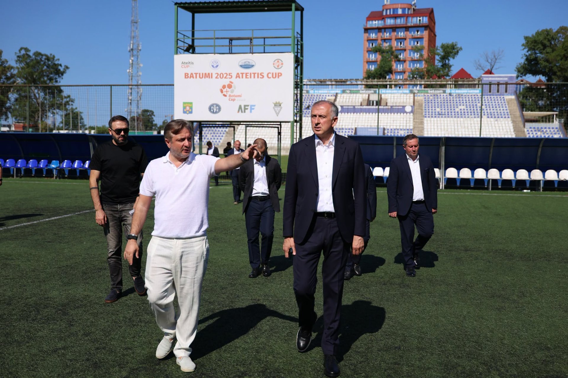 აჭარის მთავრობის თავმჯდომარე ზურაბ პატარაძე ბათუმისა და ქობულეთის მუნიციპალიტეტებში სპორტულ ინფრასტრუქტურას გაეცნო