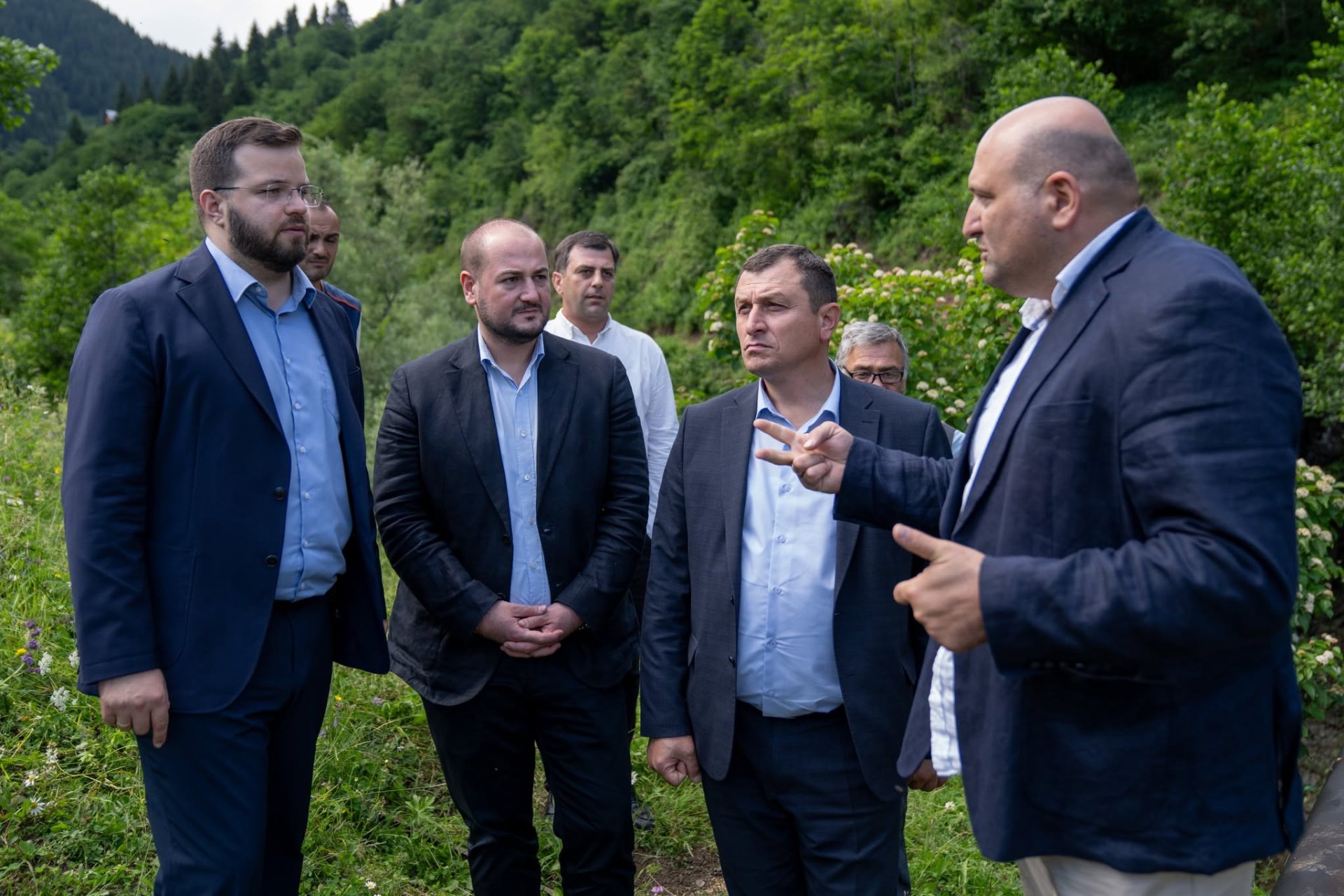 აჭარის სოფლის მეურნეობისა და გარემოს დაცვის მინისტრი  სოფელ ირემაძეებში  მიმდინარე სარწყავი არხის სარეაბილიტაციო სამუშაოებს გაეცნო