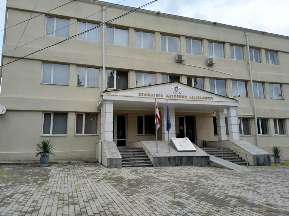 გურჯაანის რაიონულმა სასამართლომ სოციალურ ქსელში სიტყვიერი შეურაცხყოფის გამო მოქალაქე იოსებ მარტაშვილი სამართალდამრღვევად ცნო და 500-ლარიანი ჯარიმა დააკისრა