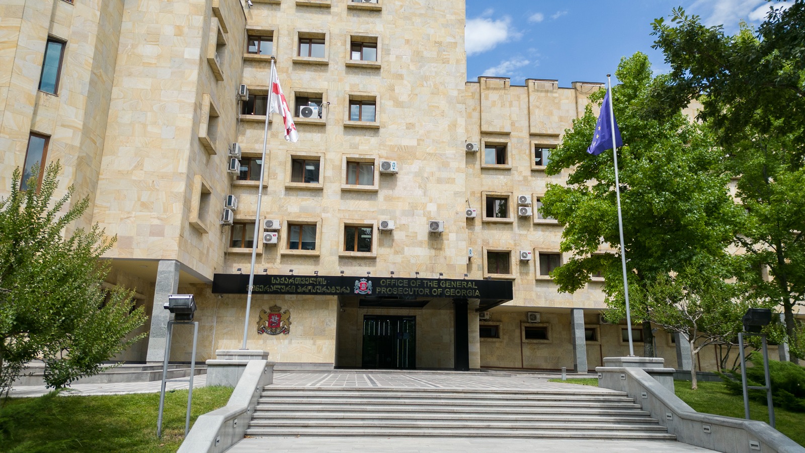 პროკურატურის მტკიცებულებების საფუძველზე, დიდი ოდენობით ნარკოტიკული საშუალების უკანონო შეძენის, შენახვის და რეალიზაციის ფაქტებზე ბრალდებულს 18 წლით თავისუფლების აღკვეთა მიესაჯა