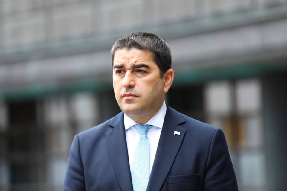 შალვა პაპუაშვილი: ქალბატონი კალასის დღევანდელი განცხადება კიდევ უფრო დამაფიქრებელია იმის გათვალისწინებით, რომ იგი, როგორც ALDE-ის ერთ-ერთი ლიდერი, წარმოადგენს იმავე პოლიტიკურ ოჯახს, რომლის წევრიც არის „ლელო“, პარტია, რომელიც, ტერორიზმს პოლიტიკური ბრძოლის ლეგიტიმურ იარაღად მიიჩნევს