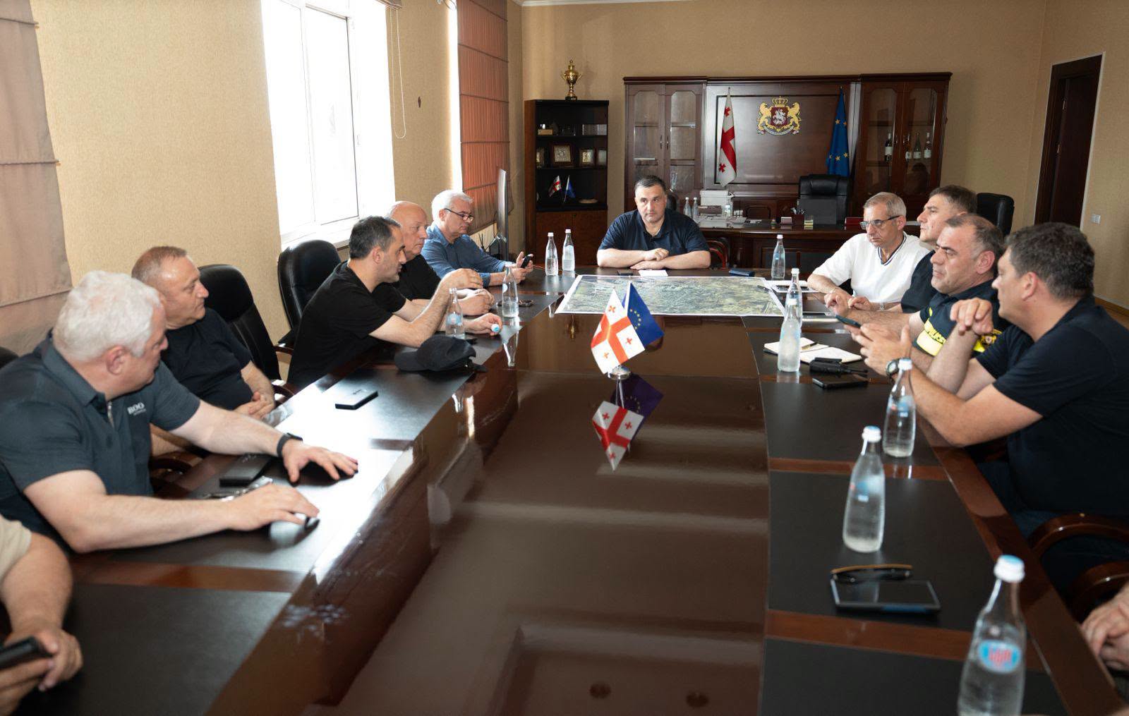 თელავში სტიქიის სალიკვიდაციო შტაბის წევრებმა მიმდინარე სამუშაოები და შემდეგ ეტაპზე გასატარებელი ღონისძიებები განიხილეს