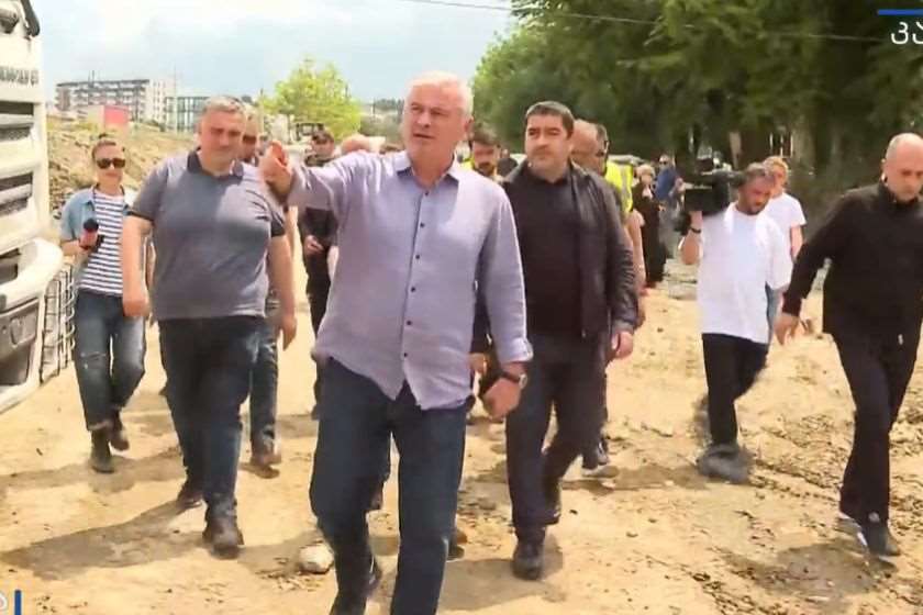 თელავში, სტიქიის ზონაში პარლამენტის თავმჯდომარე ჩავიდა - ადგილზე იმყოფებიან „ქართული ოცნების“ ახალგაზრდული ორგანიზაციის წევრებიც, რომლებიც გაწმენდით სამუშაოებში ჩაერთნენ