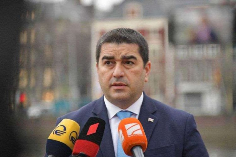 შალვა პაპუაშვილი გიორგი ბარამიძის განცხადებაზე, რომ კასრებში აღმოჩენილი იარაღი წარმოადგენდა თავდაცვით ზღუდეს შეიარაღებული ფორმირებებისთვის: დიდი ეჭვი მაქვს, რომ ბატონ ბარამიძეზეც შეიძლება ჰქონდეთ პირადი ცხოვრების ამსახველი ჩანაწერები და ალაპარაკებენ ასეთ სისულელეებს